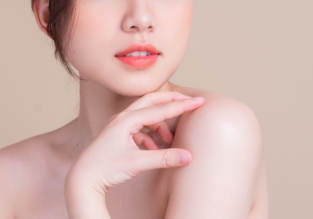 オイル洗顔で人気のホホバオイルで角栓がとれる?方法や注意点を解説